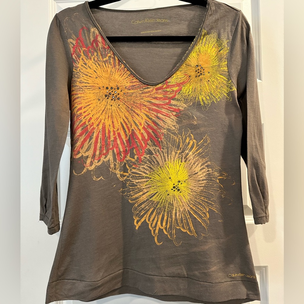 Calvin Klein  V-neck shirt with 3/4 length sleeve.